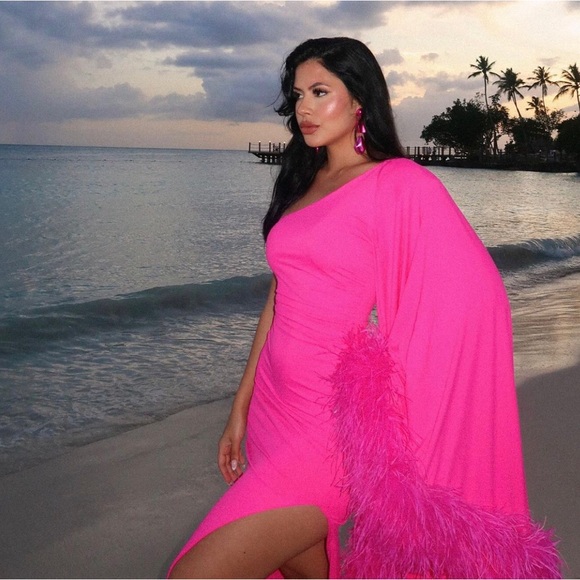 AKIRA BRING THE DRAMA ONE SLEEVE FEATHER DRESS. SIZE XL - Picture 12 of 16